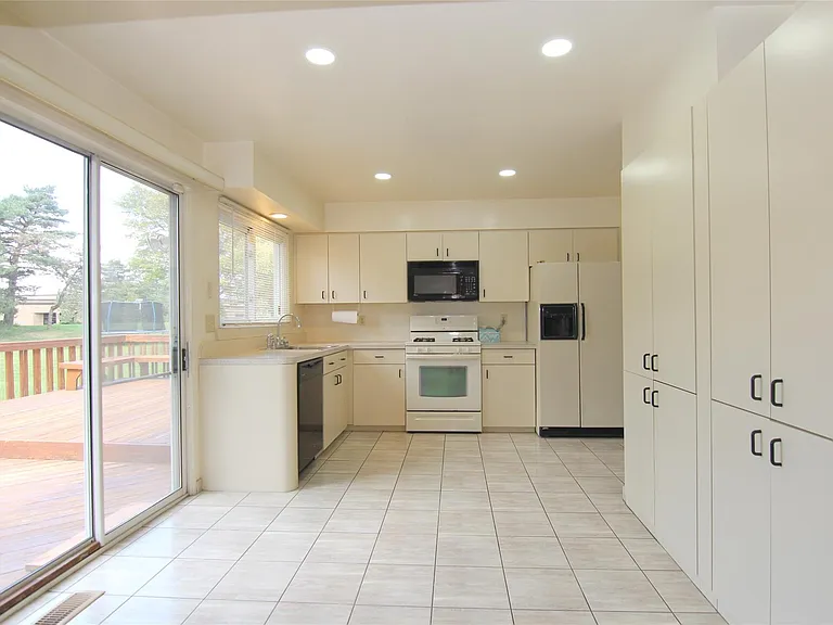 5590 Greenbriar Dr — Photo 12