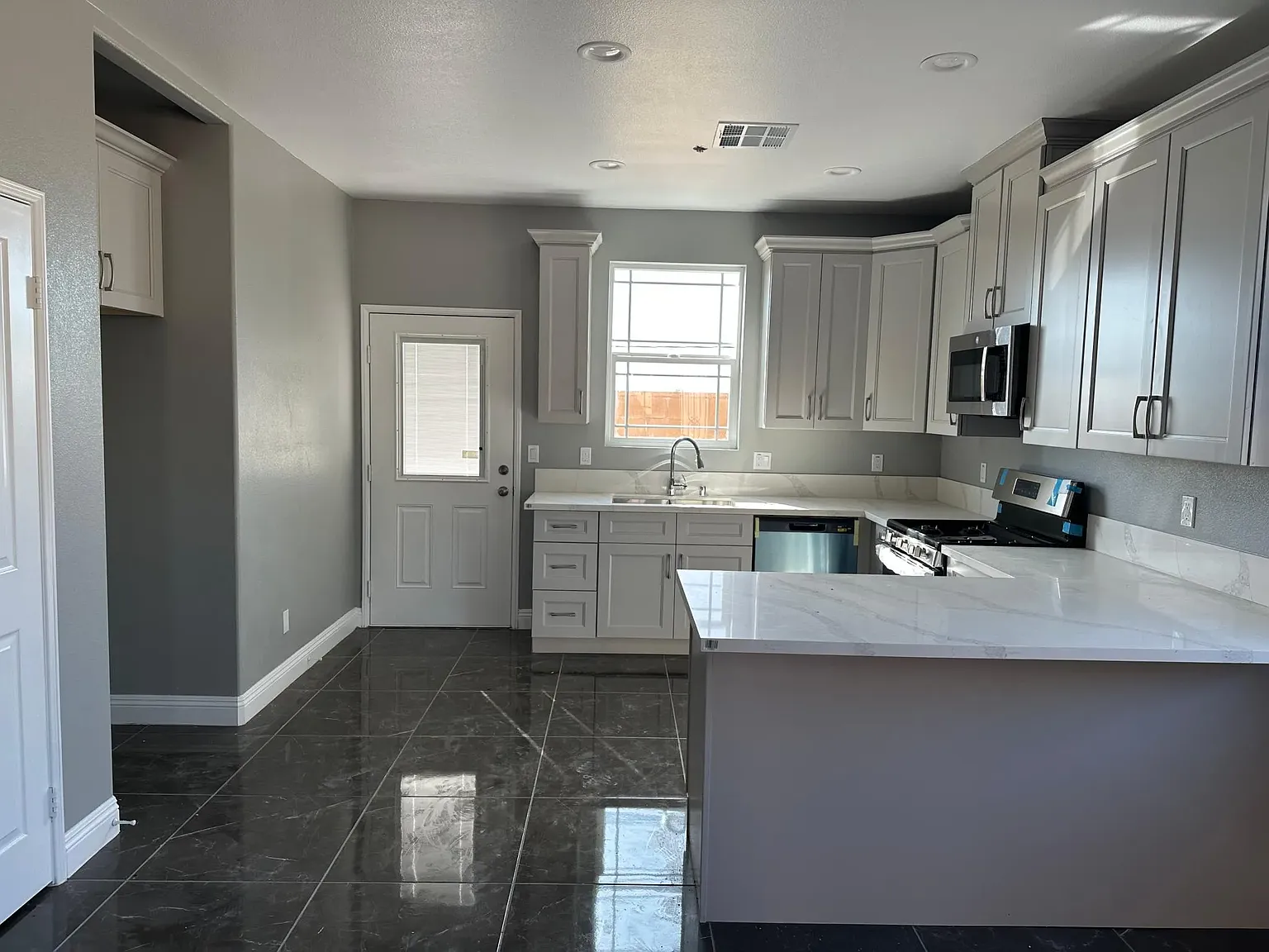 3 bed, 1100 sqft, $3,150 — Photo 4