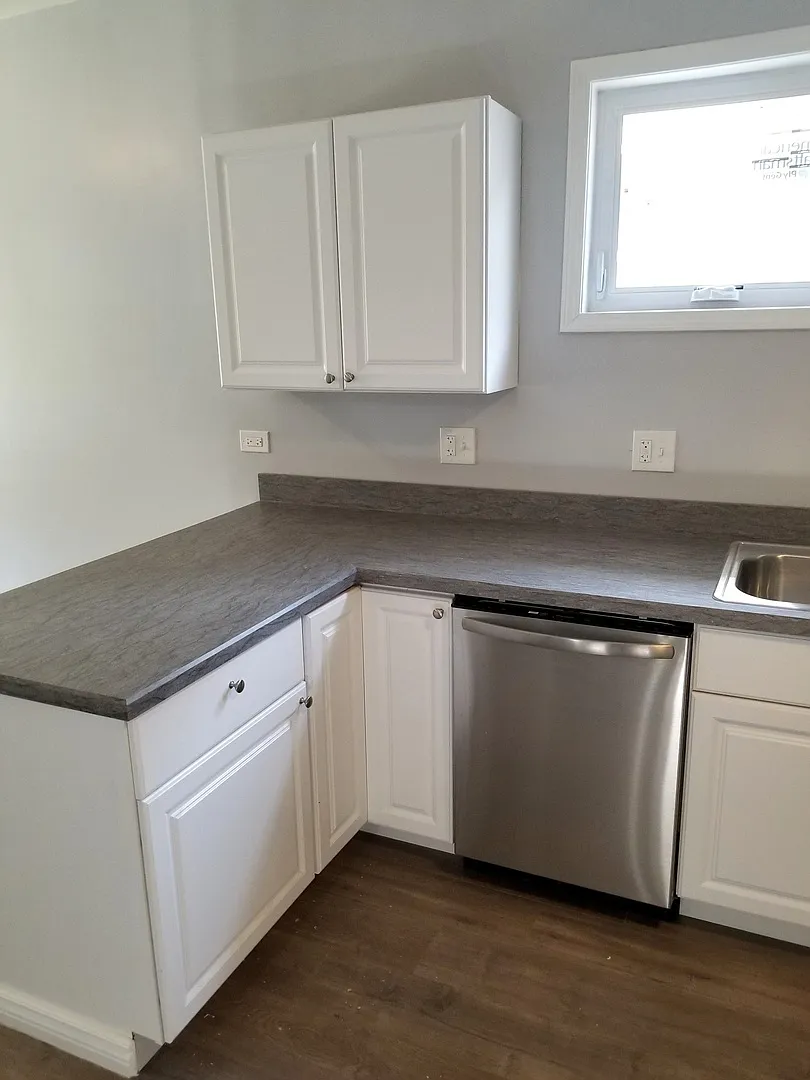 3 bed, 1100 sqft, $2,100 — Photo 2