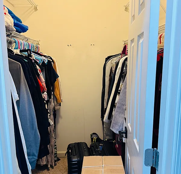 Closet 1 in Masterbedroom