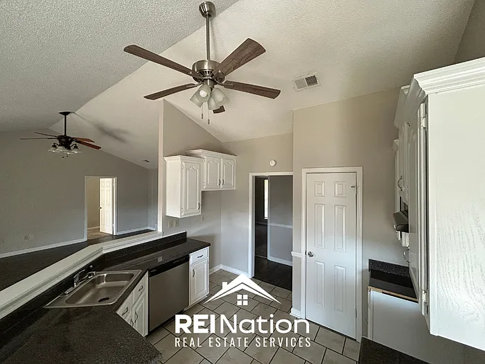 3 bed, 2.0 bath, 1476 sqft, $1,750 — Photo 4