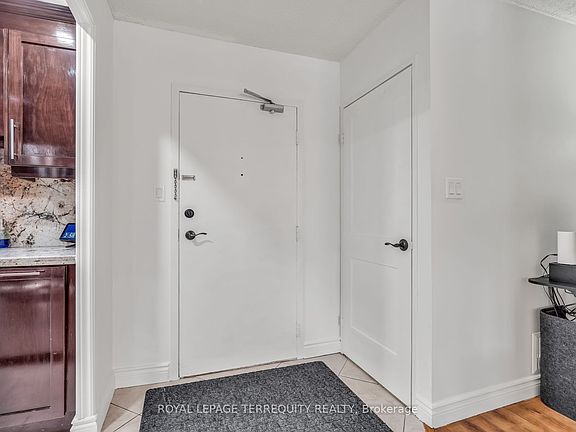 5th image of 812 Burnhamthorpe Rd #410