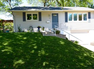1118 Spruce Hills Dr, Bettendorf, IA 52722