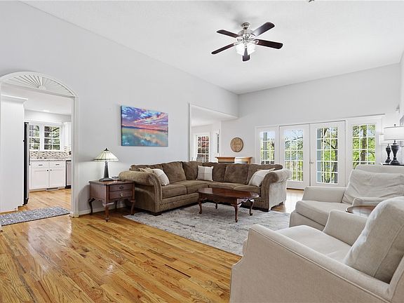 3rd image of 210 Elm Dr
