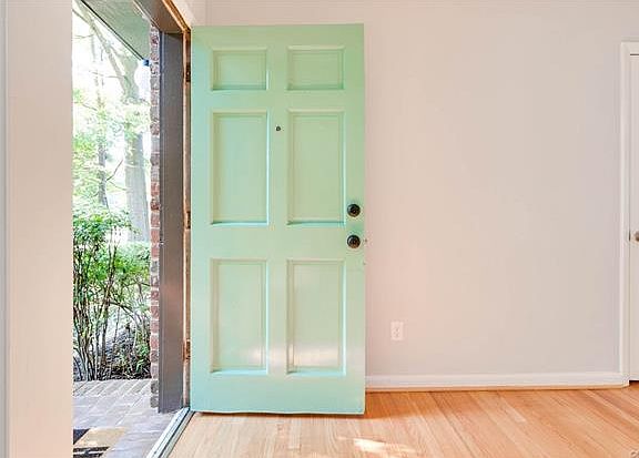 5th image of 2932 Scarsborough Dr