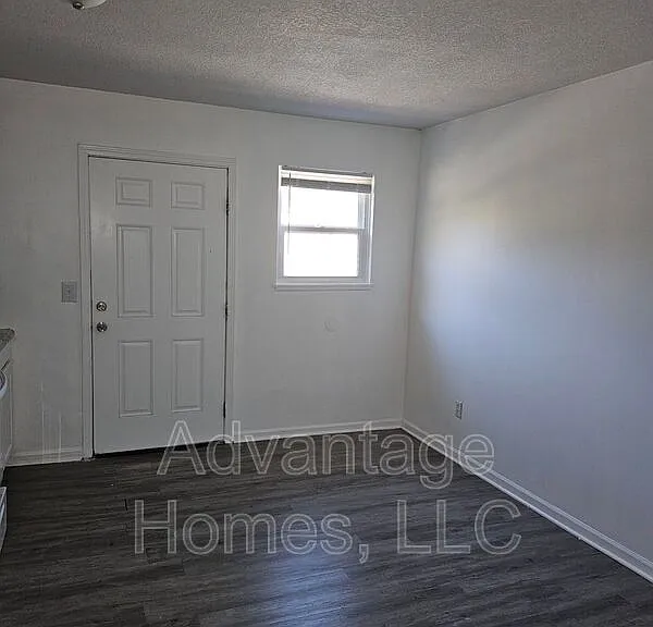 702 N 70th St — Photo 10
