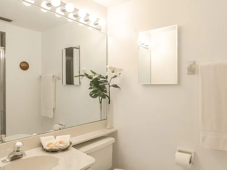 1044 Woodshire Ln #B210 — Photo 19