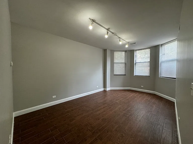 5400-5402 N Winthrop Avenue Gdn — Photo 6