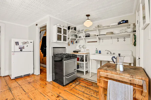 Sold by Dwell Residential Inc | media 11