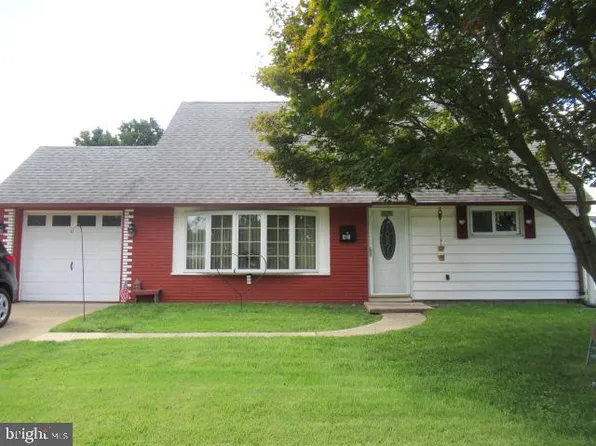 45 Queensbridge Rd, Levittown, PA 19057