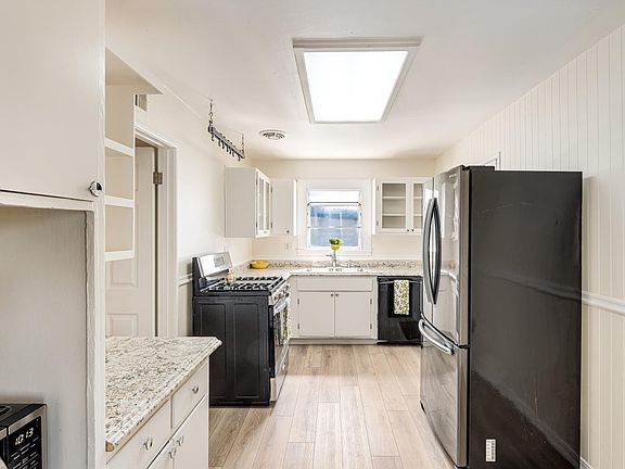 4th image of 2396 Barry Street