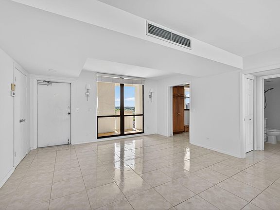 5th image of 134 Lakeshore Drive #T14