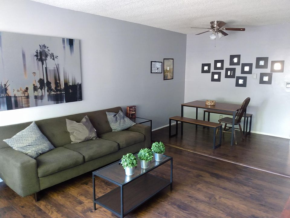 STAGED PHOTO - Living Room
