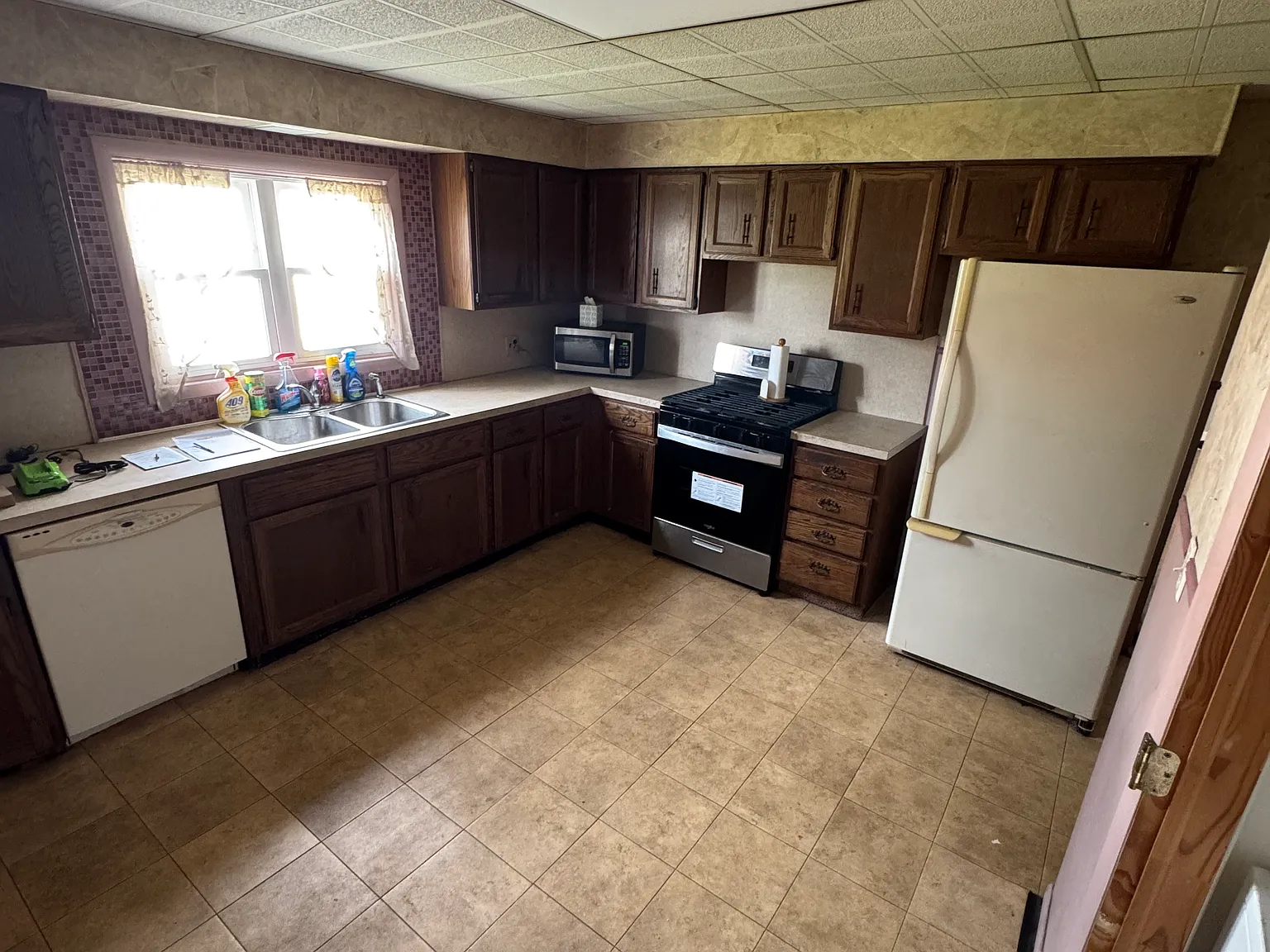3 bed, 2300 sqft, $1,625 — Photo 2