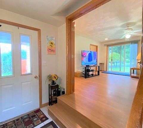 3rd image of 318 White Oak Ln