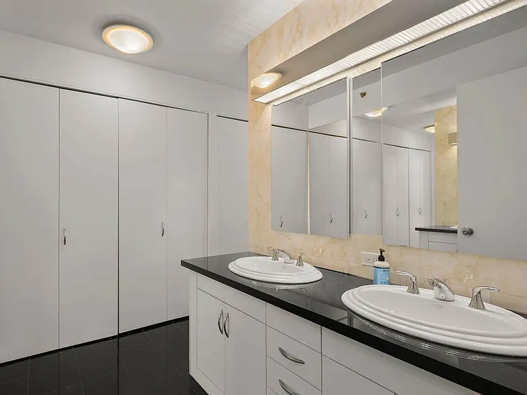 420 E 61st St #33B — Photo 8