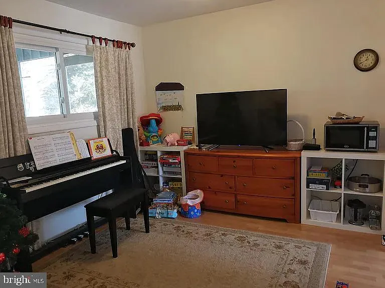 4 bed, 2.5 bath, 1588 sqft, $3,400 — Photo 4