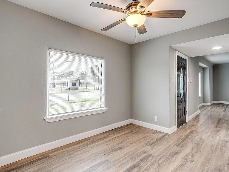 823 College St — Photo 11