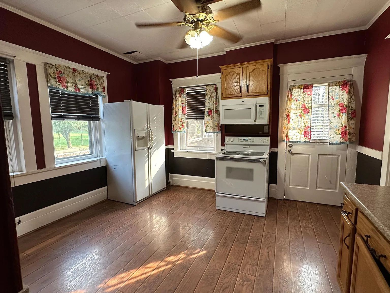 3 bed, 1996 sqft, $1,600 — Photo 3