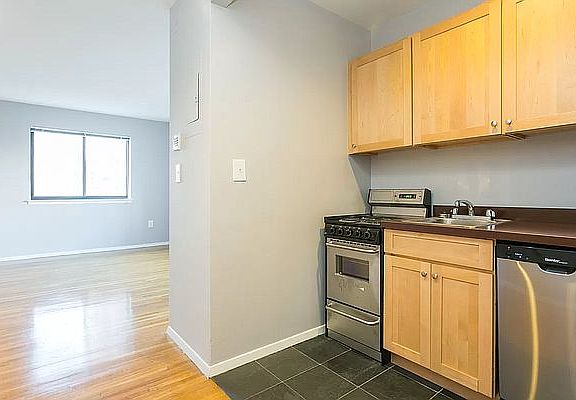 5th image of 451 E 83rd St APT 2B
