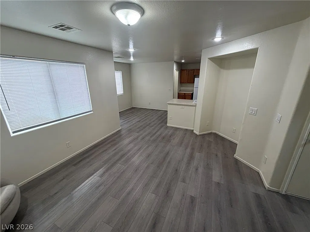3 bed, 2.5 bath, 1421 sqft, $1,884 — Photo 4