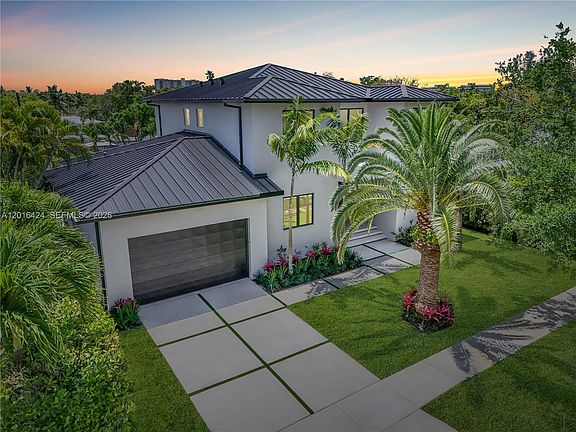 2nd image of 1940 Alamanda Dr
