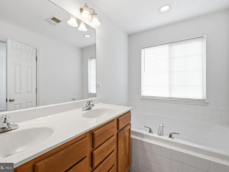 110 Chesterbrook Ct — Photo 16