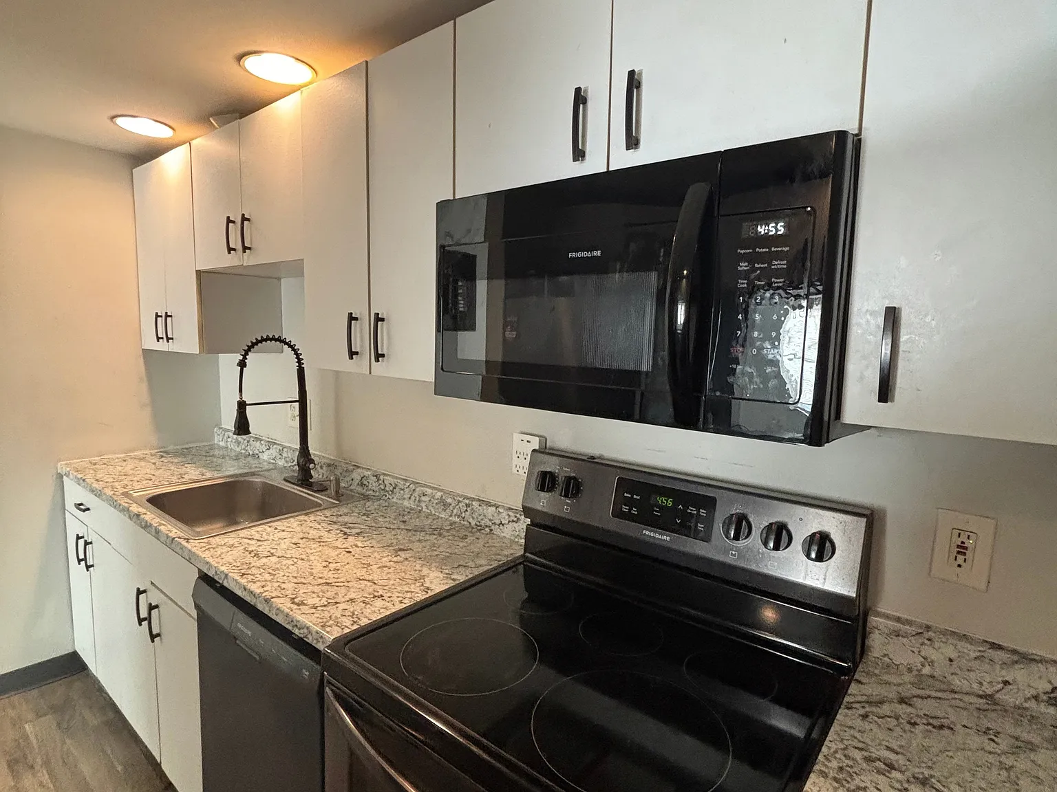 2 bed, 1.5 bath, 924 sqft, $3,200 — Photo 2