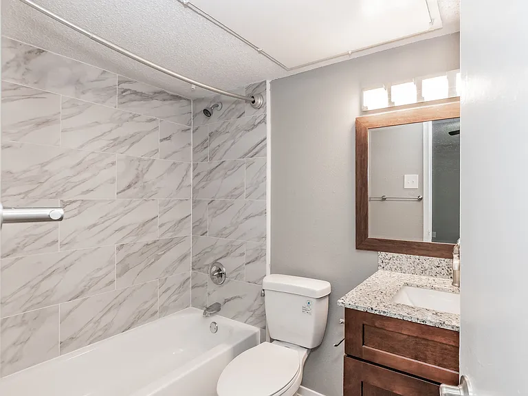 Verano Oaks Apartments — Photo 36