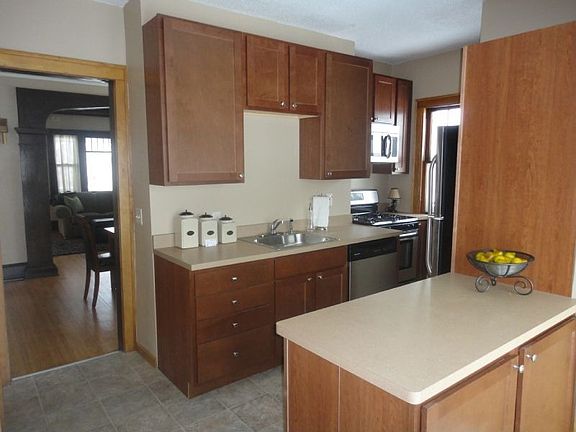 4th image of 956 Margaret St