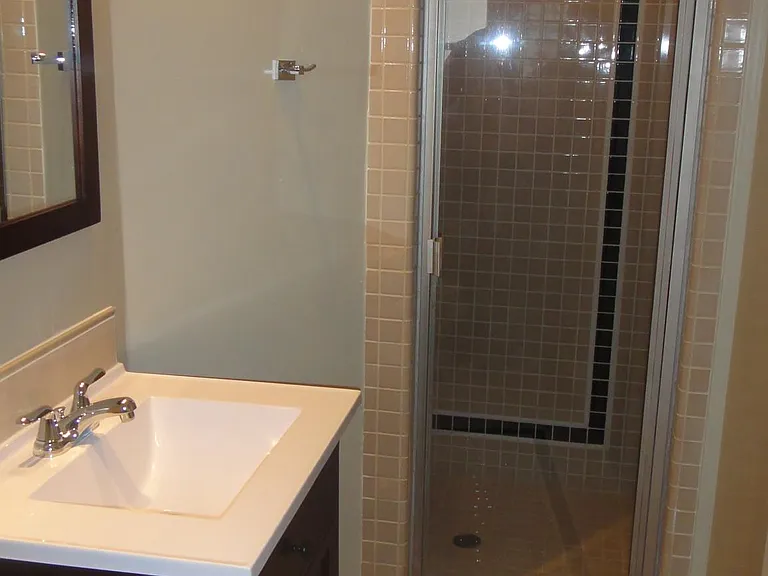 Second full bath (en suite)