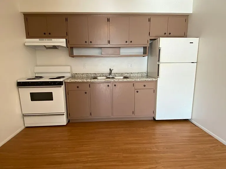 2400 Northwestern Ave — Photo 17