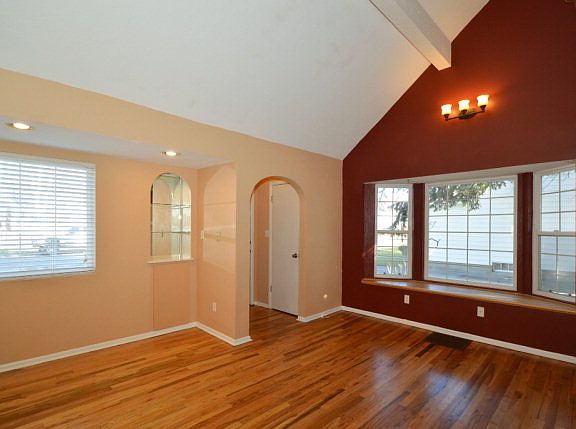 3rd image of 152 E 18th St