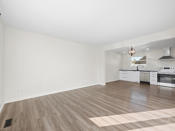 4th image of 8914 162nd St NW