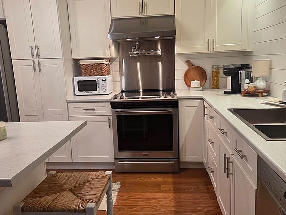 3rd image of 166 Owen St #204