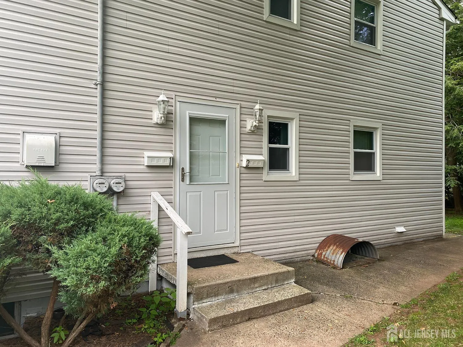 3 bed, 1.0 bath, 2448 sqft, $2,500 — Photo 1