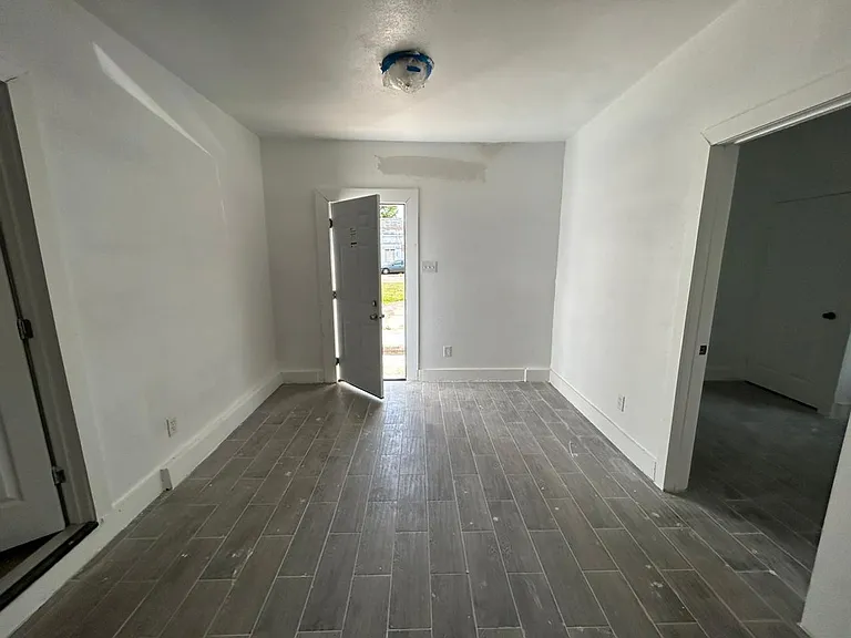 1142 Lyle St — Photo 3