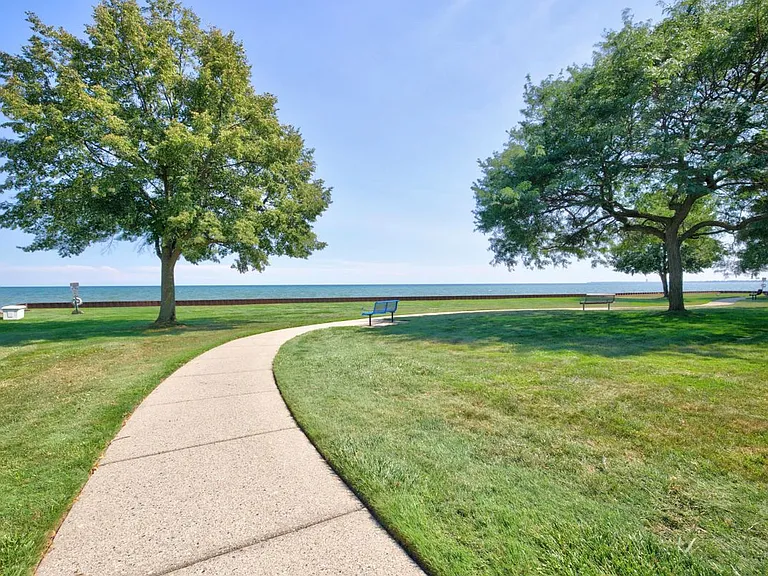 26070 N Lake Dr — Photo 10