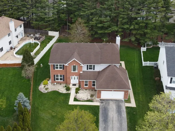 579 Old Walnut Cir, Gurnee, IL 60031