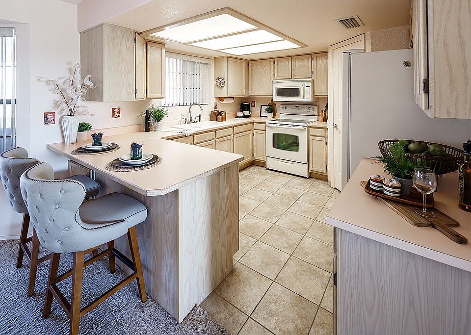 Great Kitchen w/ Pantry
