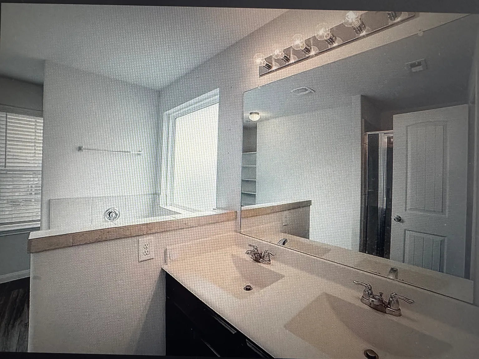 4 bed, 2.5 bath, 2026 sqft, $2,500 — Photo 3