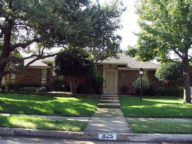 1st image of 825 Leslie Ln
