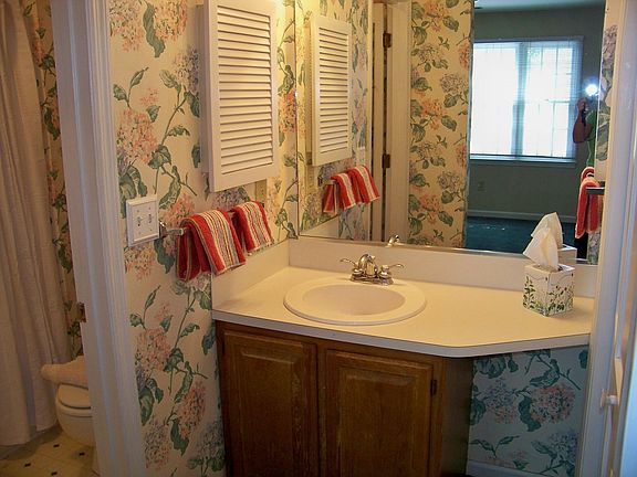 guest bath dressing area 