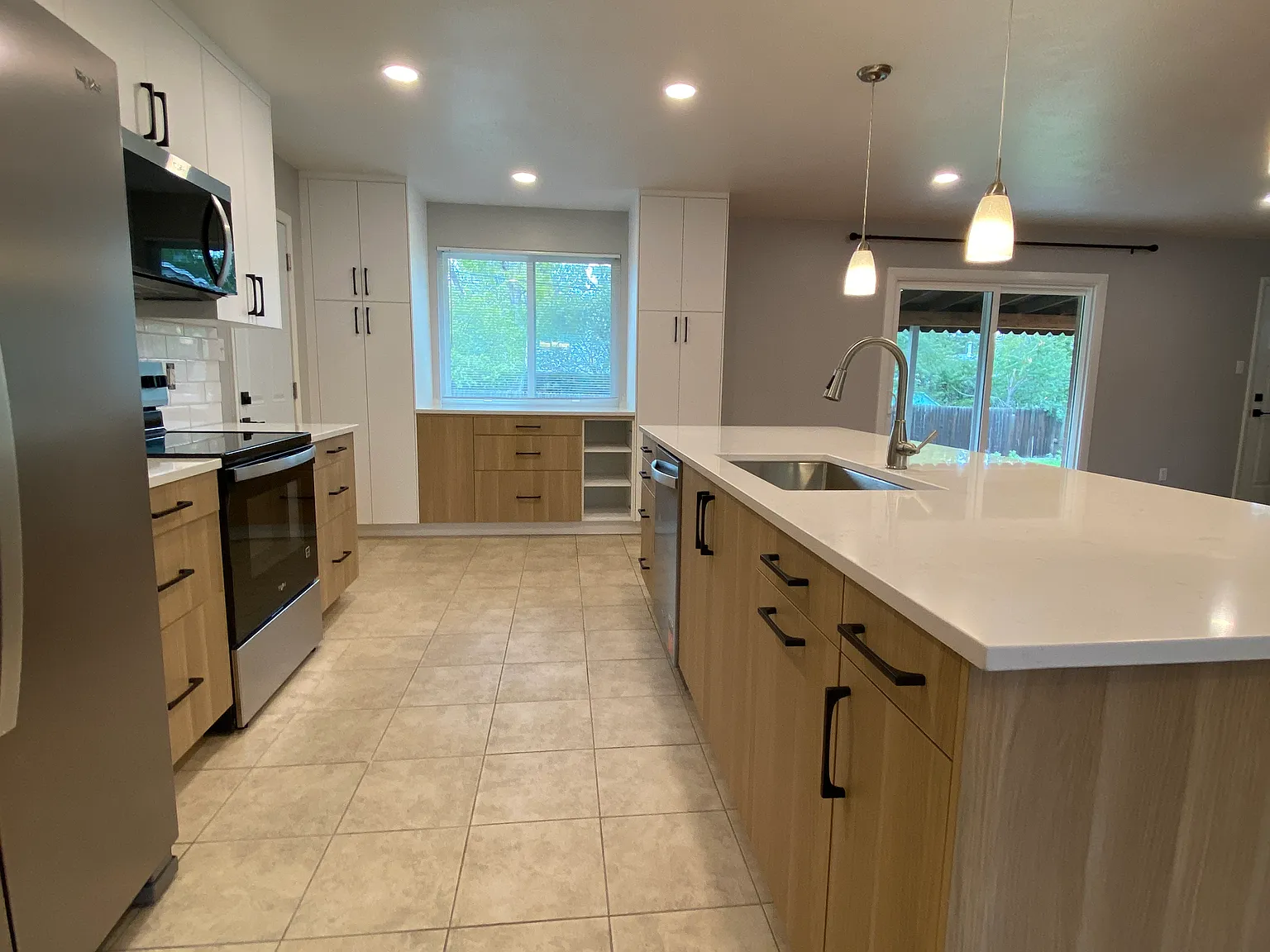3 bed, 1.5 bath, 1323 sqft, $2,750 — Photo 2