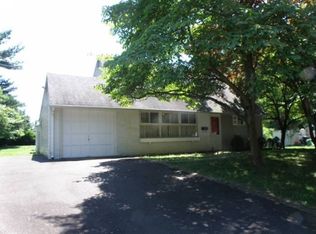 8 Larkspur Rd, Levittown, PA 19056