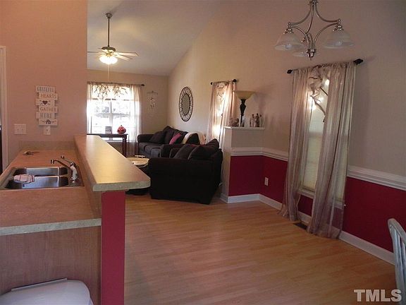 2nd image of 809 Hillcrest Dr