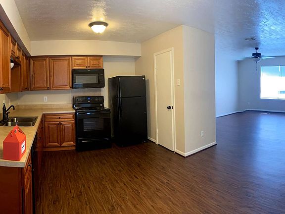 3rd image of 2103 Crest St