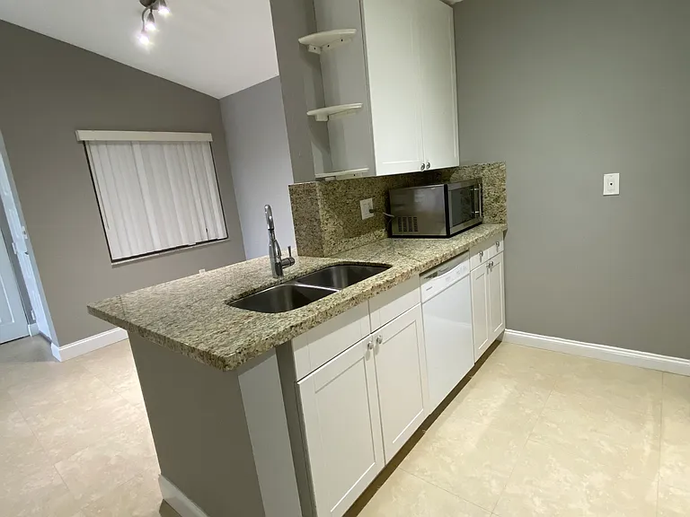2820 N Oakland Forest Dr #307-1 — Photo 7