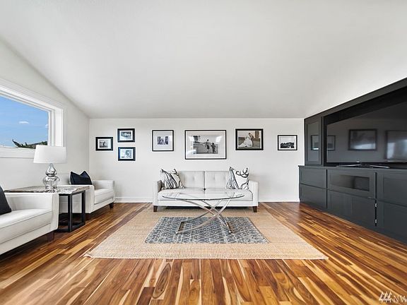 Living room with Acacia hardwood flooring.