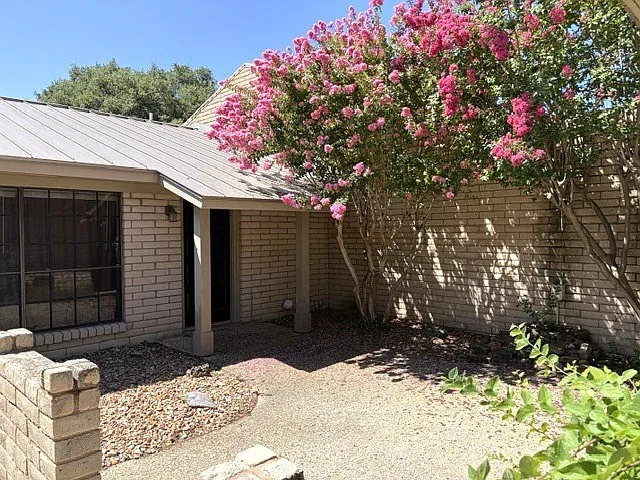 2 bed, 2.0 bath, 1918 sqft, $2,100 — Photo 3